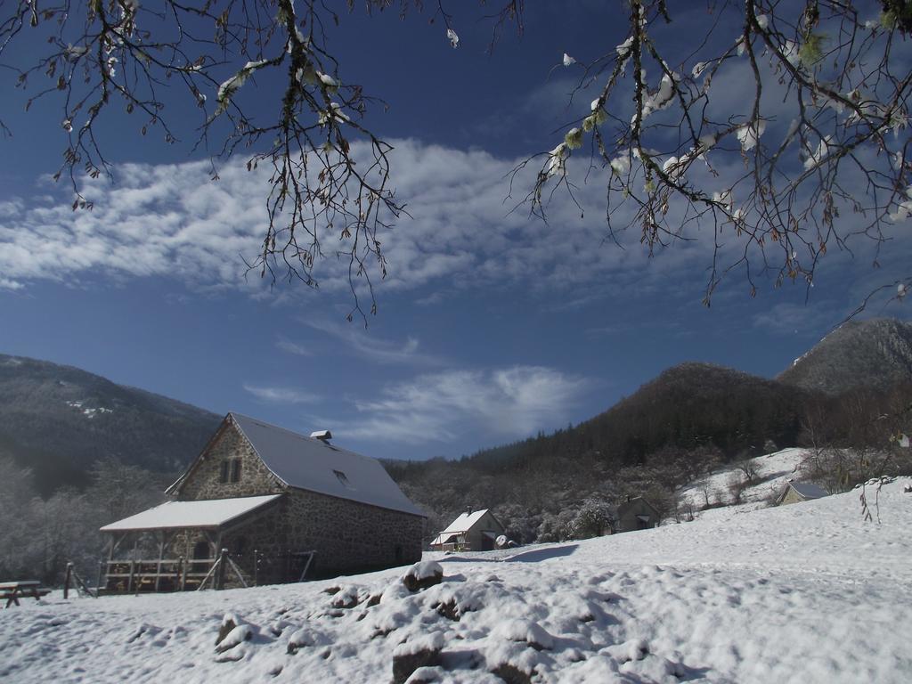 Les Chalets De La Foret D'Issaux Osse-en-Aspe Exterior photo